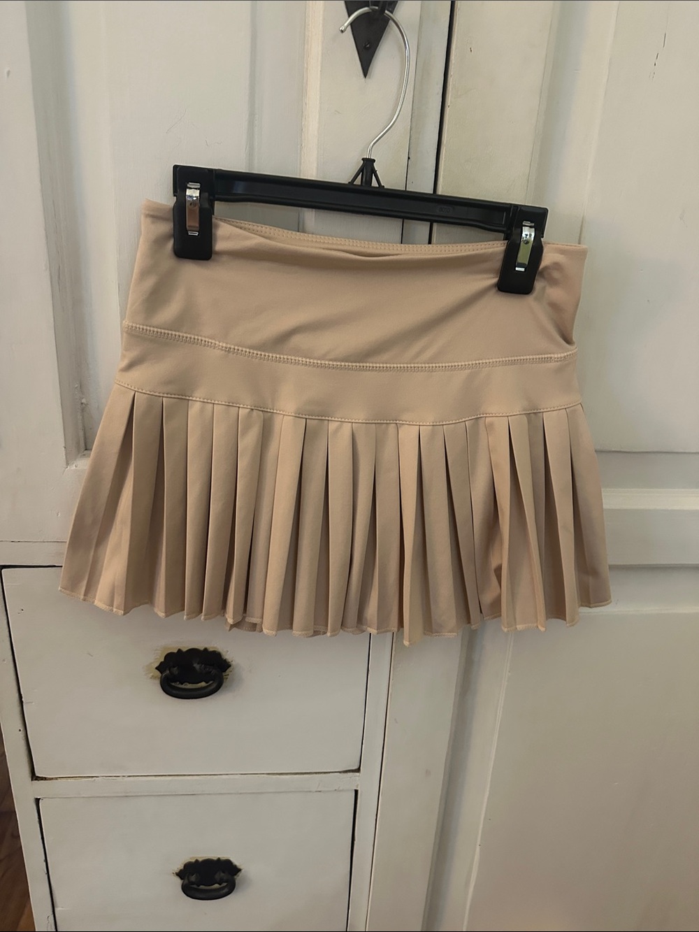 GOLDHINGE Pleated Skirt in Beige SIZE XS